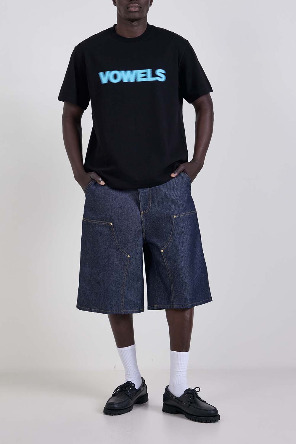 תמונת כל הלוק של חולצת טי